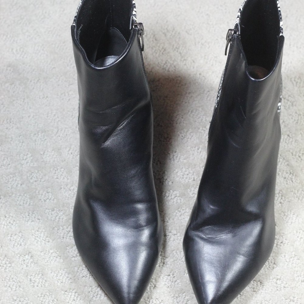 Nine West Size 8M Black and White Snakeskin Printed 2.5" Block Heels - Picture 2 of 7